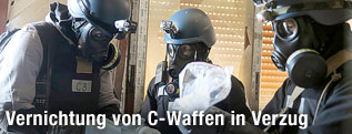 UN-Chemiewaffen-Experten in Schutzanzügen
