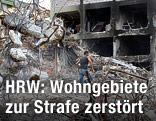 Mann zwischen Trümmern eines zerstörten Hauses