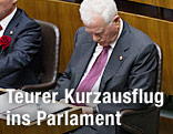 Frank Stronach mit geöfnnetem Anzug