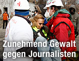 Verletzte Journalistin in den Händen von Ersthelfern