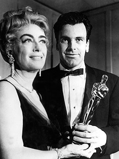 Joan Crawford überreicht 1962 den Oscar an Maximilian Schell