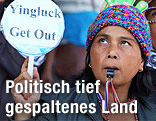 Regierungsgegnerin mit Trillerpfeife und Schild