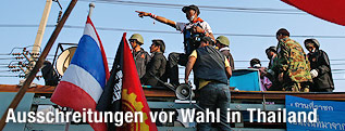 Demonstranten auf einem Lkw