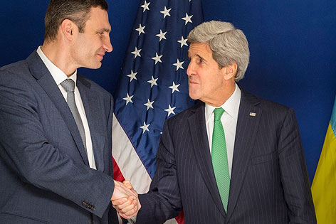 © APA/EPA/Müller Shakehands zwischen Witali Klitschko und John Kerry