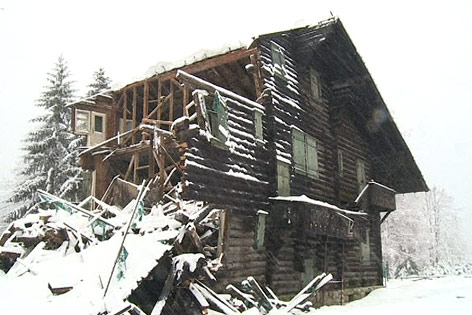 © EBU Eingeschneites Haus mit eingestürztem Dach
