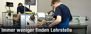 Lehrling an Werkbank