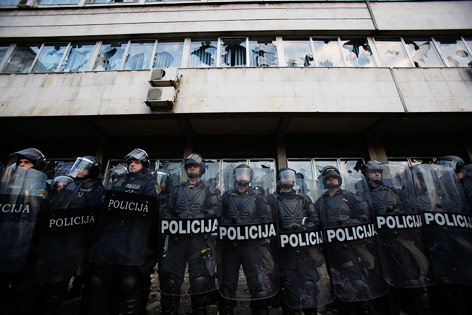 © APA/AP/Amel Emric Polizisten in Tuzla