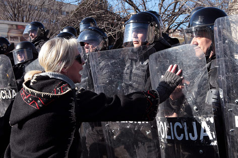 © APA/EPA Demonstrantin und Polizisten
