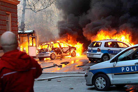 © APA/EPA/Dzenan Krijestorac Brennende Fahrzeuge