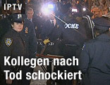 Hoffmans Leiche wird in einen Polizeiwagen geschoben