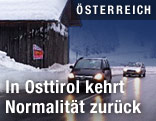 Autos fahren auf verschneiter Straße