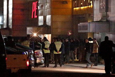 © APA/EPA/Tolga Bozoglu Polizei am Flughafen