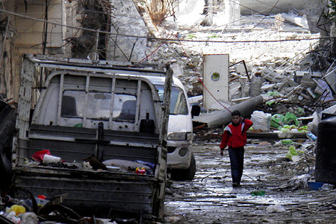 © Reuters/Thaer Al Khalidiya Ein Bub geht durch eine zerstörte Straße in Homs