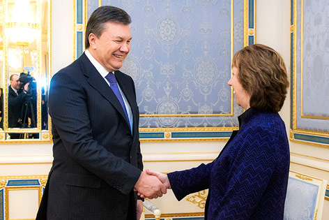 © Reuters/Andrei Mosienko/Presidential Press Service/Handout via Reuters EU-Chefdiplomatin Catherine Ashton beim handshake mit dem ukrainischen Präsidenten Viktor Janukowitsch