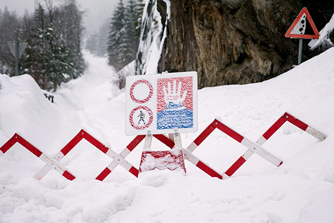 © APA/EXPA/Johann Groder Strassensperre für eine Seitenstraße der Kalser Landesstraße in Osttirol