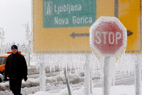 © Reuters/Srdjan Zivulovic Überfrohrene Straßenschilder