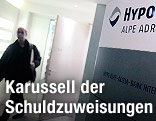 BaderBüroräumlichkeiten mit Schild der Hypo-Alpe-Adria