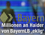 Logo von BayernLB auf einer Glastür
