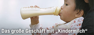 Kind trinkt Milch aus der Flasche