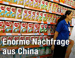 Regal mit Milchpulver in China