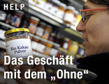 Eine Frau hält ein Glas mit Bio-Kakao in der Hand