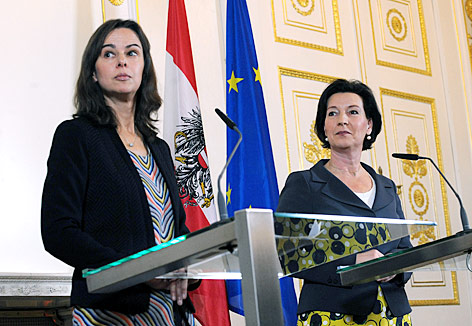 © APA/Herbert Pfarrhofer Kulturministerin Gabriele Heinisch-Hosek und Familienministerin Sophie Karmasin
