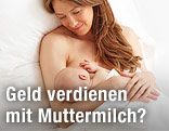 Mutter liegt im Bett und stillt ihr Baby