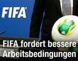 FIFA-Logo und Fußball