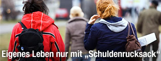 Jugendliche Frauen mit Rucksack und Tasche