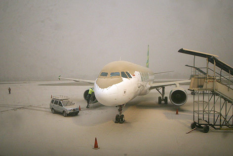 Mit Asche bedecktes Flugzeug