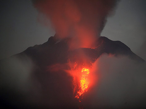 © APA/AP/Binsar Bakkara Mount Sinabung speit Lava