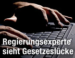 Hände auf Tastatur