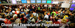 Wartende Menschen am Flughafen Frankfurt