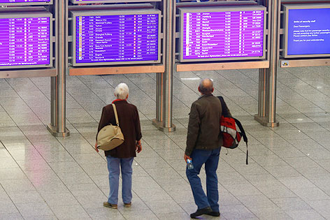© Reuters/Ralph Orlowski Wartende Menschen am Flughafen Frankfurt