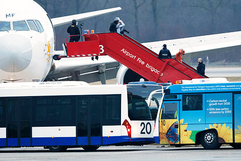 © APA/EPA/Salvatore Di Nolfi Passagiere steigen aus dem entführten Flugzeug