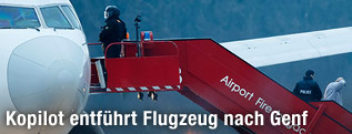 Passagiere steigen aus dem entführten Flugzeug
