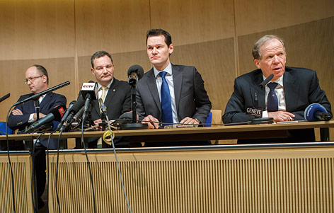 © APA/EPA/Salvatore Di Nolfi Flughafenchef Robert Deillon, Genfer Oberstaatsanwalt Olivier Jornot, Mediensprecher der Genfer Polizei Eric Grandjean und Wirtschaftsminister Pierre Maudet bei der Pressekonferenz