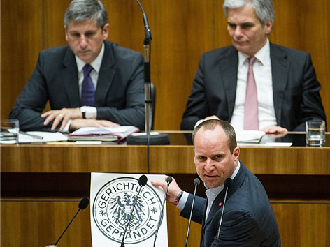 © APA/EXPA/Michael Gruber Matthias Strolz (NEOS) hält Plakat