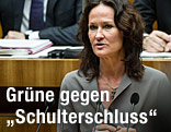 Grünen-Chefin Eva Glawischnig am Rednerpult im Parlament