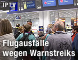 Wartende Menschen am Flughafen Frankfurt