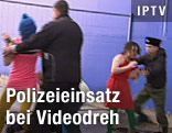 Kosaken greifen  Pussy-Riot-Mitglieder an