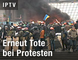 Protestierende und Rauch im Zentrum Kiews