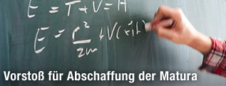 Sch&uuml;ler schreibt auf Tafel