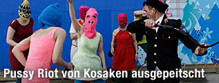 Ein Kosake peitscht auf Pussy-Riot-Mitglieder ein