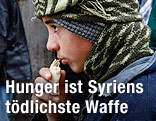 Junge mit Brot in der Hand