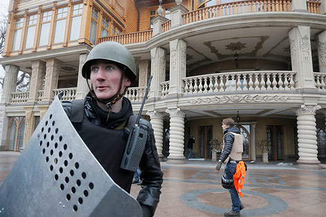 © AP/Efrem Lukatsky Demonstranten vor Präsdentenpalast