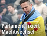 Mann in eine ukrainische Fahne gehüllt