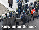 Ukrainische Demonstranten stehen in einer Linie
