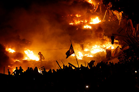 © Reuters/Vasily Fedosenko Silhoutte von Demonstranten vor Feuersbrunst