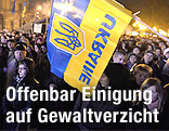 Demonstranten mit Fahne auf der Straße